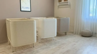 Кроватка детская Angelo Luna в обшивке Тедди с маятником 120×60 см Белый - Фото 4