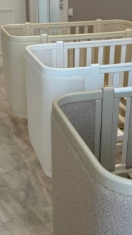 Кроватка детская Angelo Luna в обшивке Тедди с маятником 120×60 см Белый - Фото 5