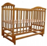 деревянная кроватка с маятником