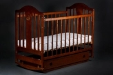 детская кроватка с ящиком и маятником