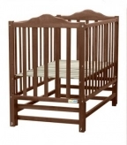 Кроватка орехового цвета