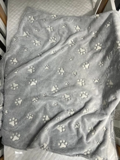 Плед Eldoll Светлячок Лапки 90×90 см, флис Серый - Фото 1